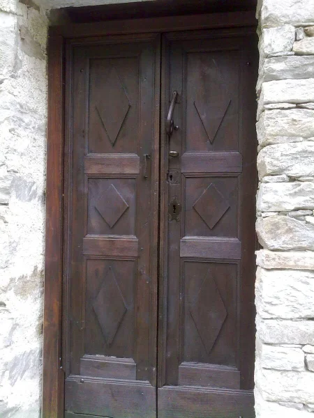 casa-in-pietra-con-infisso-in-noce